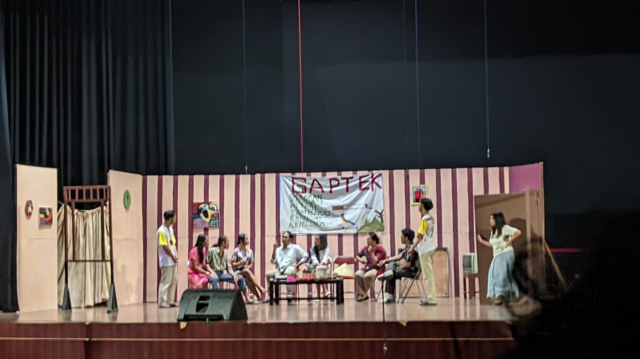 Penuh Emosi dan Tawa, Pementasan “Jaga Daru” Sukses Digelar.