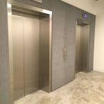 Dua Lift, Tapi Hanya Satu yang Bisa Diandalkan