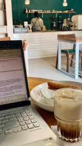 Nugas di Kafe: Produktif atau Konsumtif?